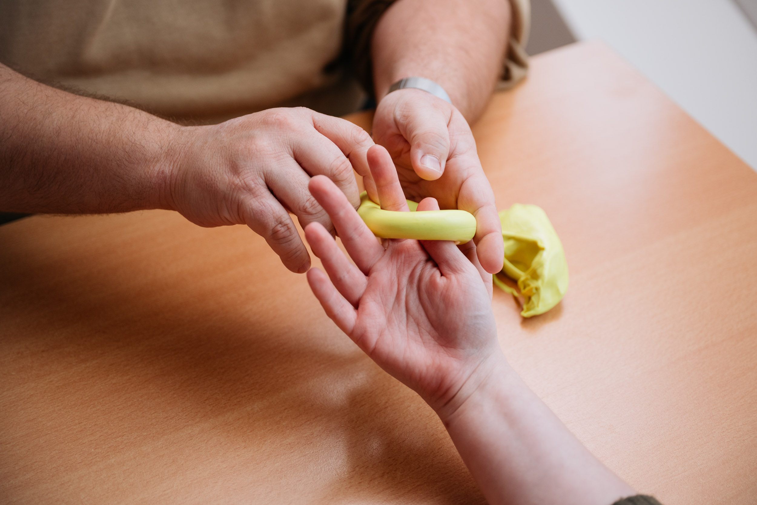 Handtherapie Übung mit Knete. Ergotherapeutische Praxis Engeldinger.