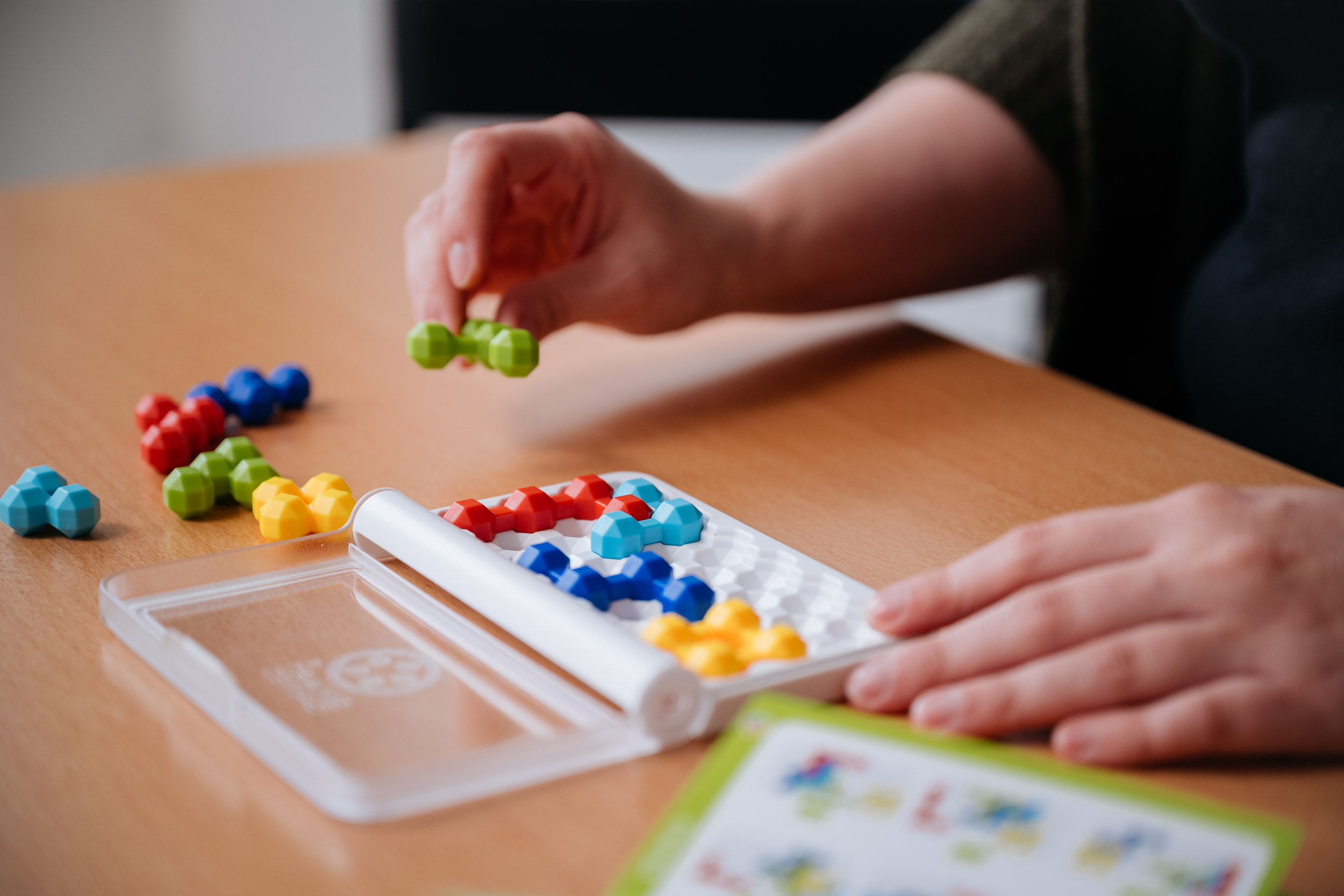 Farbiges Steckspiel Hirnleistungstraining. Ergotherapeutische Praxis Engeldinger.